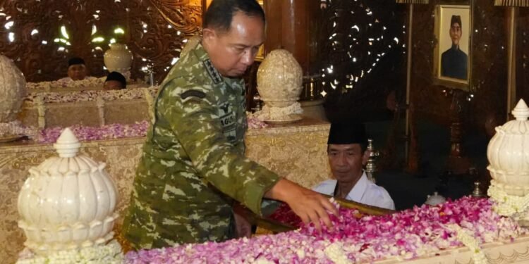 Pangdam IV/Diponegoro Dampingi Panglima TNI Ziarah ke Makam Jenderal Besar TNI (Purn) Soeharto di Giri Bangun