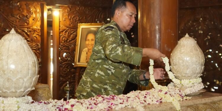 Pangdam IV/Diponegoro Dampingi Panglima TNI Ziarah ke Makam Jenderal Besar TNI (Purn) Soeharto di Giri Bangun