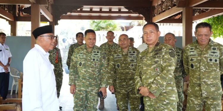 Pangdam IV/Diponegoro Dampingi Panglima TNI Ziarah ke Makam Jenderal Besar TNI (Purn) Soeharto di Giri Bangun