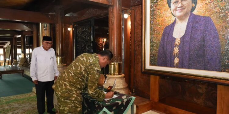 Pangdam IV/Diponegoro Dampingi Panglima TNI Ziarah ke Makam Jenderal Besar TNI (Purn) Soeharto di Giri Bangun