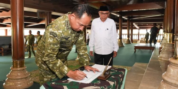 Pangdam IV/Diponegoro Dampingi Panglima TNI Ziarah ke Makam Jenderal Besar TNI (Purn) Soeharto di Giri Bangun