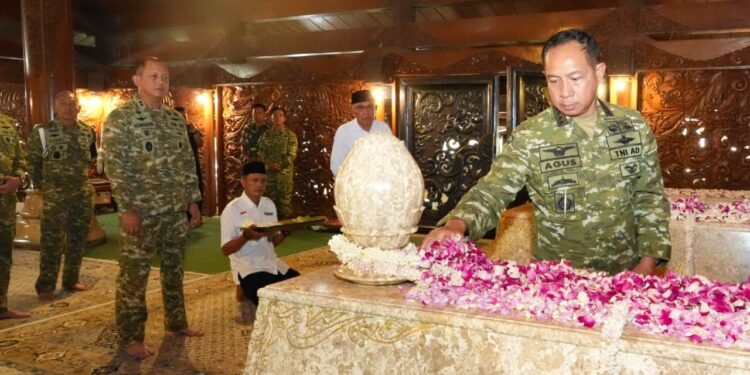 Pangdam IV/Diponegoro Dampingi Panglima TNI Ziarah ke Makam Jenderal Besar TNI (Purn) Soeharto di Giri Bangun