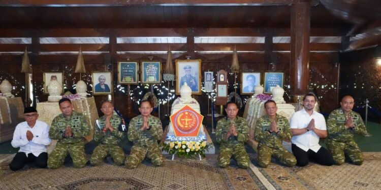 Pangdam IV/Diponegoro Dampingi Panglima TNI Ziarah ke Makam Jenderal Besar TNI (Purn) Soeharto di Giri Bangun