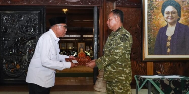 Pangdam IV/Diponegoro Dampingi Panglima TNI Ziarah ke Makam Jenderal Besar TNI (Purn) Soeharto di Giri Bangun