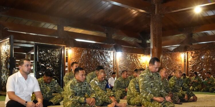 Pangdam IV/Diponegoro Dampingi Panglima TNI Ziarah ke Makam Jenderal Besar TNI (Purn) Soeharto di Giri Bangun