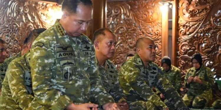 Pangdam IV/Diponegoro Dampingi Panglima TNI Ziarah ke Makam Jenderal Besar TNI (Purn) Soeharto di Giri Bangun