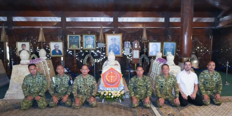 Pangdam IV/Diponegoro Dampingi Panglima TNI Ziarah ke Makam Jenderal Besar TNI (Purn) Soeharto di Giri Bangun