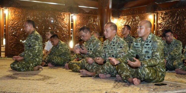 Pangdam IV/Diponegoro Dampingi Panglima TNI Ziarah ke Makam Jenderal Besar TNI (Purn) Soeharto di Giri Bangun