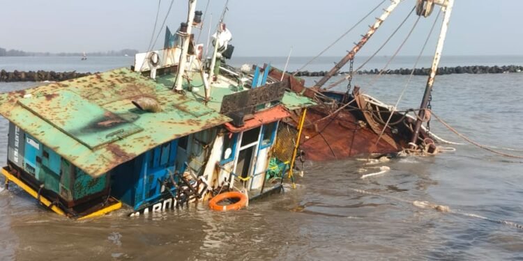 Kapal Tunda Sarden Kandas di Dermaga Batang Polairud: Tidak Ada Korban Jiwa