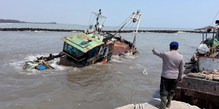Kapal Tunda Sarden Kandas di Dermaga Batang Polairud: Tidak Ada Korban Jiwa