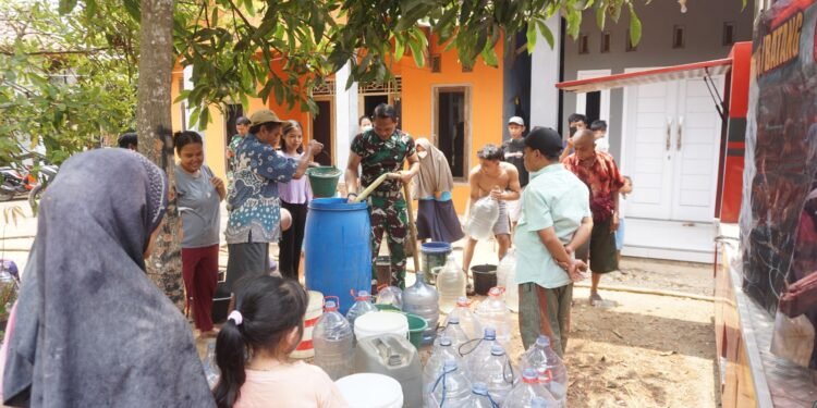 Krisis Air Bersih, Kodim Salurkan 12.000 Liter ke Desa Pesalakan