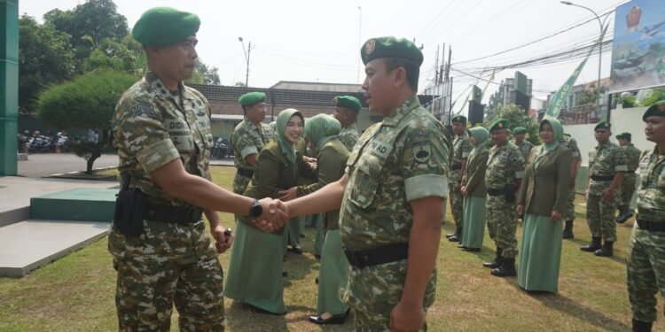 Dandim 0736 Batang Pimpin Upacara Kenaikan Pangkat 31 Prajurit