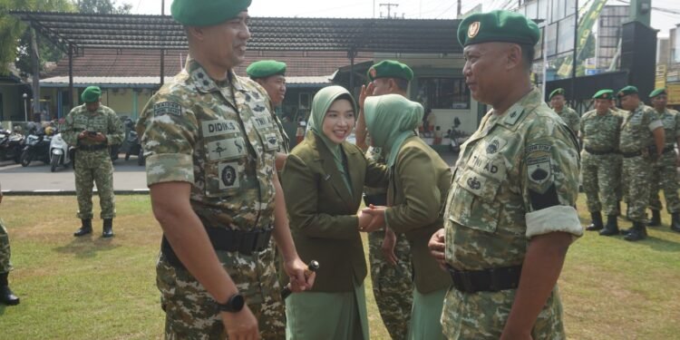 Dandim 0736 Batang Pimpin Upacara Kenaikan Pangkat 31 Prajurit
