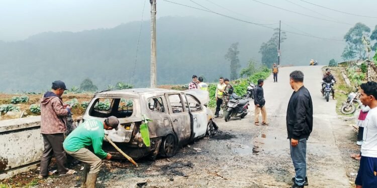 Polisi Cek Penyebab Mobil Grand Livina Terbakar di Jalur Wisata Gerlang Batang