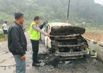 Polisi Cek Penyebab Mobil Grand Livina Terbakar di Jalur Wisata Gerlang Batang