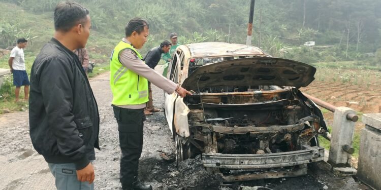 Polisi Cek Penyebab Mobil Grand Livina Terbakar di Jalur Wisata Gerlang Batang