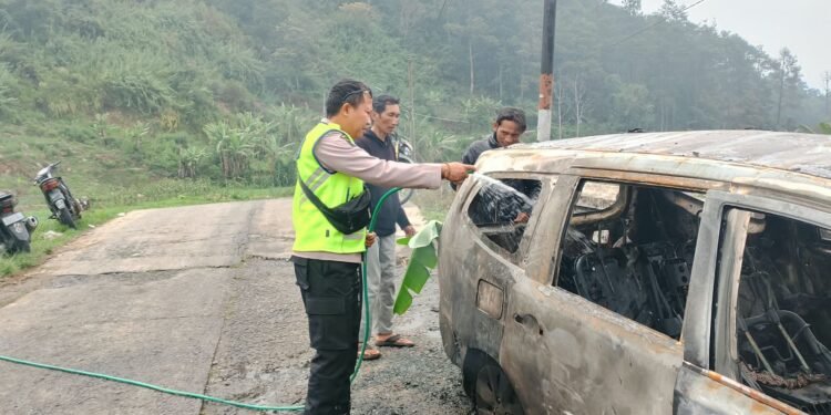 Polisi Cek Penyebab Mobil Grand Livina Terbakar di Jalur Wisata Gerlang Batang