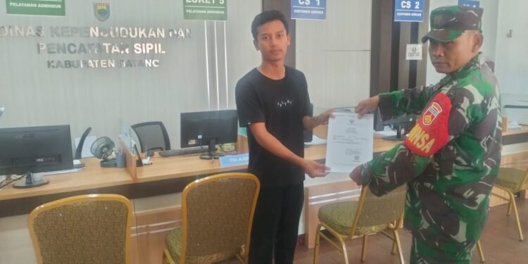 WUJUD KEPEDULIAN, BABINSA KORAMIL 10/BATANG DAMPINGI WARGA URUS AKTE KELAHIRAN