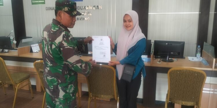 WUJUD KEPEDULIAN, BABINSA KORAMIL 10/BATANG DAMPINGI WARGA URUS AKTE KELAHIRAN