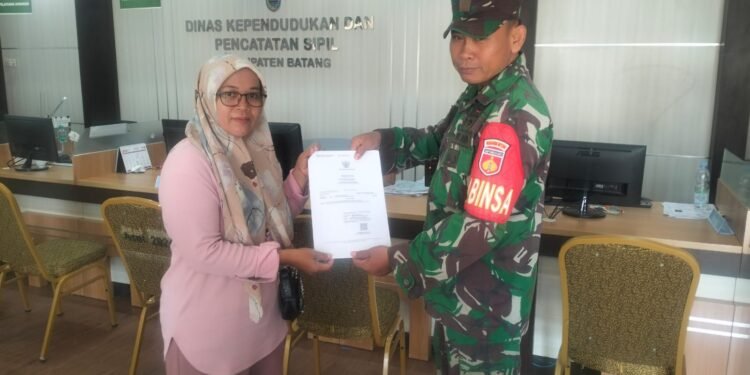 WUJUD KEPEDULIAN, BABINSA KORAMIL 10/BATANG DAMPINGI WARGA URUS AKTE KELAHIRAN