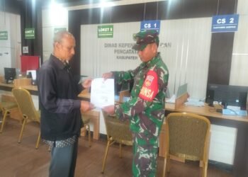 WUJUD KEPEDULIAN, BABINSA KORAMIL 10/BATANG DAMPINGI WARGA URUS AKTE KELAHIRAN