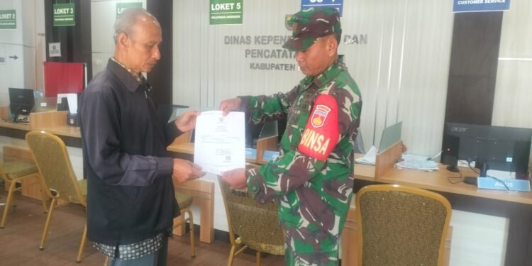 WUJUD KEPEDULIAN, BABINSA KORAMIL 10/BATANG DAMPINGI WARGA URUS AKTE KELAHIRAN