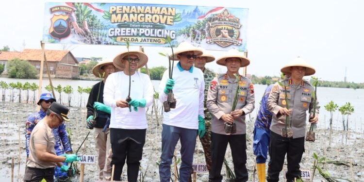 Polda Jateng dan Pemkab Batang Tanam Mangrove, Perkuat Green Policing Hadapi Ancaman Rob