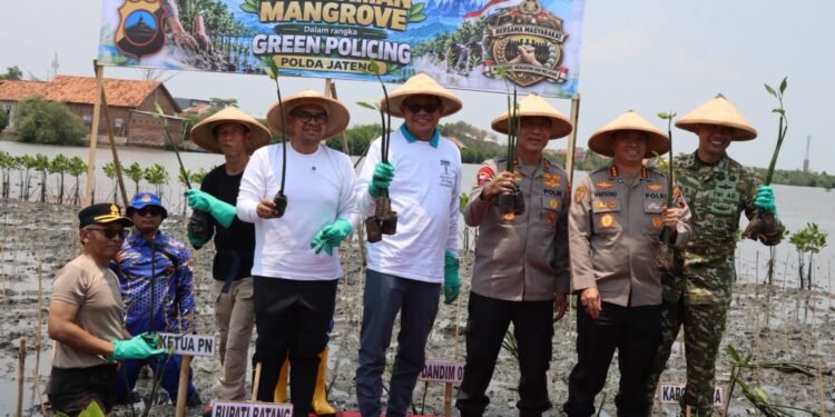 Polda Jateng dan Pemkab Batang Tanam Mangrove, Perkuat Green Policing Hadapi Ancaman Rob
